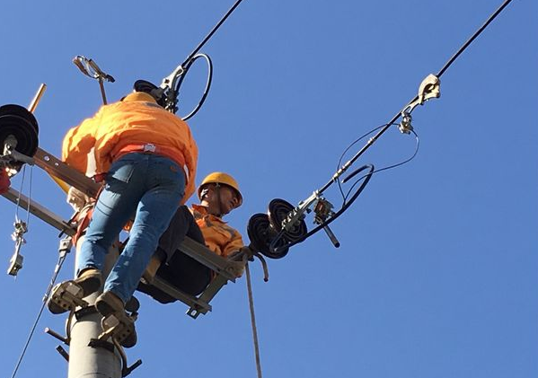 伊人情人综合网鋁合金卡線器在電纜架設上的應用